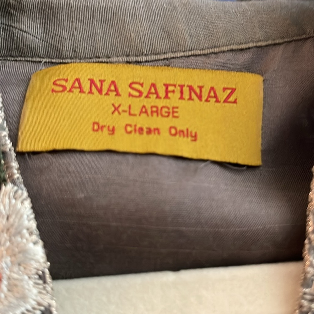 Pakistani Designer Sana Safinaz Elegant Floral Embroidered with tulip shalwar. - Picture 4 of 6